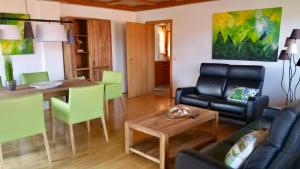 ein Wohnzimmer mit einem Tisch und einem Esszimmer in der Unterkunft Gästehaus Obermeier in Ruhmannsfelden