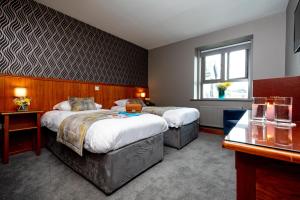 Una cama o camas en una habitación de Kilkenny Inn