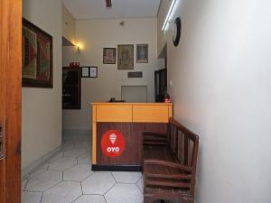 une salle avec un comptoir, une table et des chaises dans l'établissement Hotel Ajit Mansion, à Jodhpur