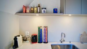 Принадлежности для чая и кофе в In Swiss Home - Barfüsserplatz BAR street Apartment