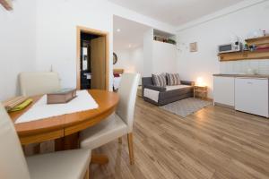 Kuchyň nebo kuchyňský kout v ubytování Studio Apartments Plitvice Lacus