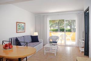 A seating area at Apartaments Beach & Golf Resort