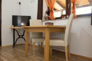 TV a/nebo společenská místnost v ubytování Studio Apartments Plitvice Lacus