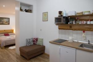 Kuchyň nebo kuchyňský kout v ubytování Studio Apartments Plitvice Lacus