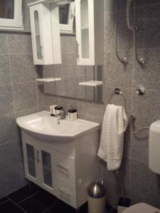 Koupelna v ubytování Apartmani Luja
