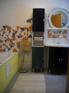 La salle de bains est pourvue d'un lavabo et d'un miroir. dans l'établissement Ferienwohnungen Pein, à Vordernberg