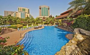 בריכת השחייה שנמצאת ב-Gulf Hotel Bahrain או באזור