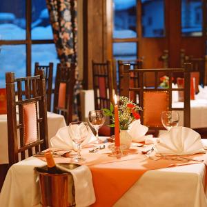 Restoran või mõni muu söögikoht majutusasutuses Family Hotel Schloss Rosenegg