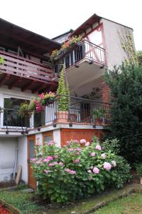 a house with a balcony with flowers on it at Ferienwohnung Feldhege in Bacharach