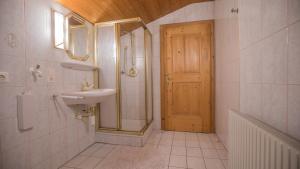Ένα μπάνιο στο Aparthaus Bergführer Harald Gleirscher