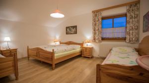 Ένα ή περισσότερα κρεβάτια σε δωμάτιο στο Aparthaus Bergführer Harald Gleirscher