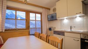 Η κουζίνα ή μικρή κουζίνα στο Aparthaus Bergführer Harald Gleirscher