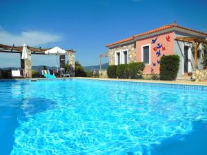 Bazén v ubytování Aeolis Apartments & Studios nebo v jeho okolí