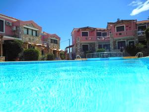 Bazén v ubytování Aeolis Apartments & Studios nebo v jeho okolí