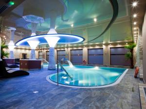 Bazén v ubytování Hotel Zawiercie nebo v jeho okolí