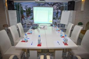 un grande tavolo bianco con bottiglie d'acqua di Büyükada Port Hotel a Büyükada