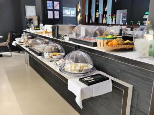 un buffet avec de nombreux types de nourriture différents dans l'établissement Hotel Pont Levis - Franck Putelat, à Carcassonne