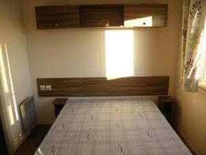 GastesにあるMobil homeのベッドルーム1室(大型ベッド1台、窓付)