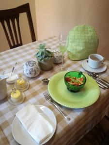 stół z zieloną płytą z miską jedzenia w obiekcie Die Kersiehuis w mieście Ficksburg