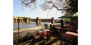 ヘルデッケにあるFeWo zur Sonneの川沿いのレストラン