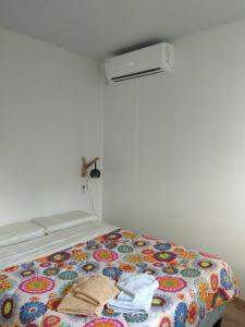 1 dormitorio con cama con edredón en Limón y Sal, en Ciudad de la Costa