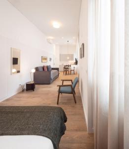 um quarto com uma cama e uma sala de estar em Lisbon Serviced Apartments - Chiado Emenda em Lisboa