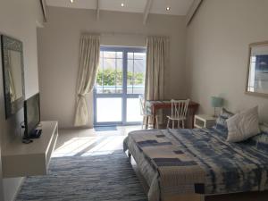 Postel nebo postele na pokoji v ubytování PERFECT 10 - 10 to 13 Sleeper Luxury Holiday Home Breakage Deposit of R2500 per Weekend Lease