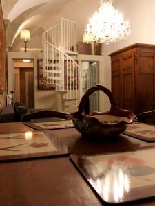 a basket sitting on top of a wooden table at Casa enzo in Arezzo