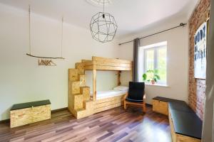 ワルシャワにあるラル ホステルの二段ベッドと椅子が備わる客室です。