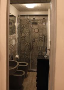 La salle de bains est pourvue de 2 toilettes et d'une douche. dans l'établissement Casa enzo, à Arezzo