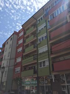 ein Gebäude mit bunten Balkonen auf einer Straße in der Unterkunft MKA suite in Kragujevac