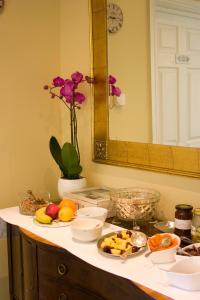 a counter with bowls of fruit and a mirror at 17 Wilmington Square in Eastbourne