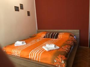 1 dormitorio con 1 cama con 2 toallas en Apartment Sarajevo Hills, en Sarajevo