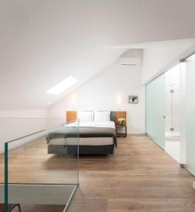 a room with a bed, a desk, and a lamp at Lisbon Serviced Apartments - Chiado Emenda in Lisbon