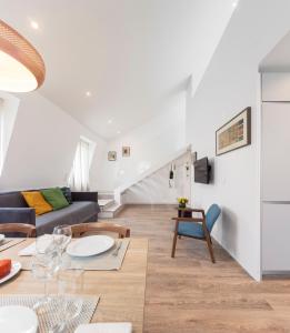 uma sala de estar com um sofá e uma mesa em Lisbon Serviced Apartments - Chiado Emenda em Lisboa
