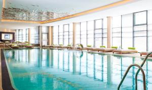 A piscina localizada em Renaissance Minsk Hotel ou nos arredores