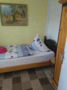 een slaapkamer met een bed met een kussen erop bij Ferienhaus "Buchfink" in Berumbur