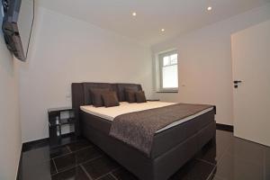 ein Schlafzimmer mit einem großen Bett in einem Zimmer in der Unterkunft Ferienhaus Merzijana in Büsum