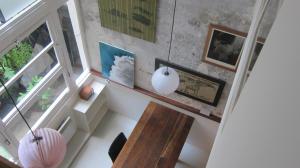 パリにあるstipologic Duplexの木製テーブルと窓が備わる客室です。