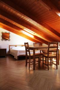 sypialnia ze stołem, krzesłami i łóżkiem w obiekcie Da Eva w mieście Castellabate