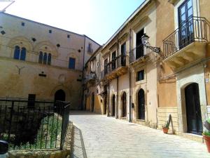 an empty street in an old town with buildings at Dimora Montalto,indipendente con terrazzo privato in Syracuse