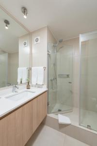 een badkamer met een wastafel en een douche bij Zip Housing El Golf in Santiago