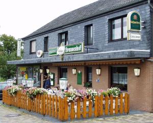 un restaurante con una valla de madera delante de él en Pension Brunnenhof, en Roetgen