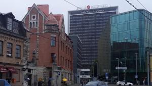 une rue de la ville avec des bâtiments et un grand bâtiment dans l'établissement Rotermanni hostel 4Floor NO LIFT, à Tallinn