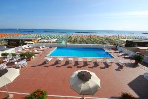 Bazén v ubytování Hotel Embassy nebo v jeho okolí