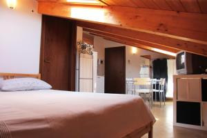 sypialnia z łóżkiem oraz kuchnia ze stołem w obiekcie Da Eva w mieście Castellabate