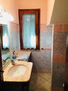 uma casa de banho com um lavatório e um chuveiro em Appartamento Blue Marine em Porto Pino