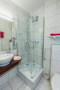 Koupelna v ubytování Hotel Excelsior + 37 fotografií