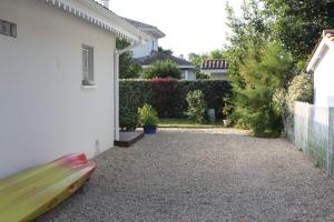 a backyard with a toy bat next to a house at Chez Sophie in Lège-Cap-Ferret