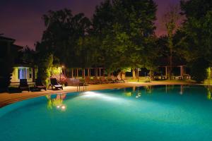The swimming pool at or close to İstanbul Airport Durusu Club Hotel